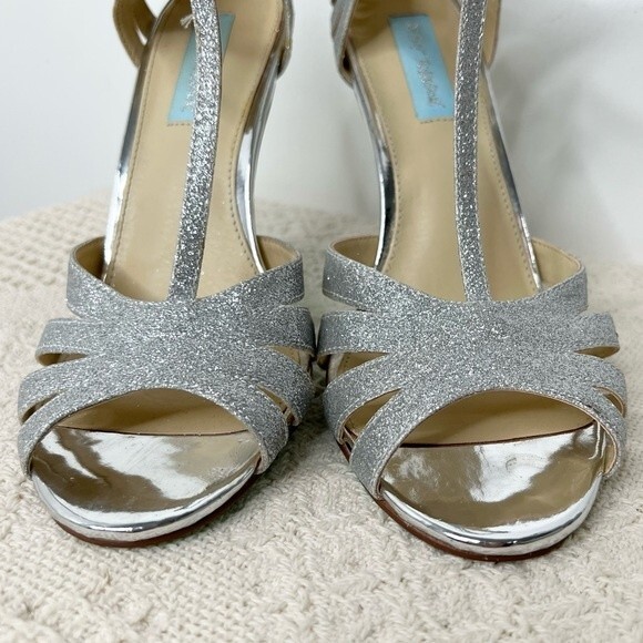 Blue by Betsey Johnson T Strap Silver Glitter Tee Heels Stiletto Sandals Bridal - Picture 4 of 12